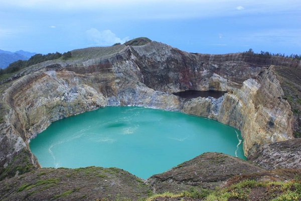 Flores island tours Indonesia to see three colored of Kelimutu